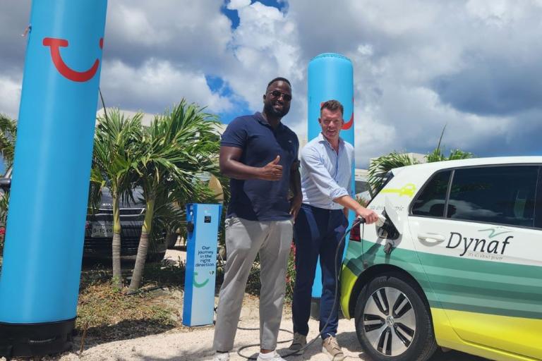 TUI plaatst eerste laadpaal voor elektrisch vervoer op Bonaire
